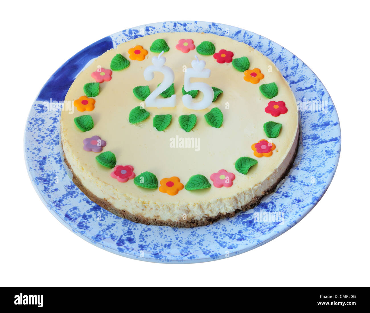 Compleanno torta di formaggio con candele (25), isolata su bianco. Foto Stock