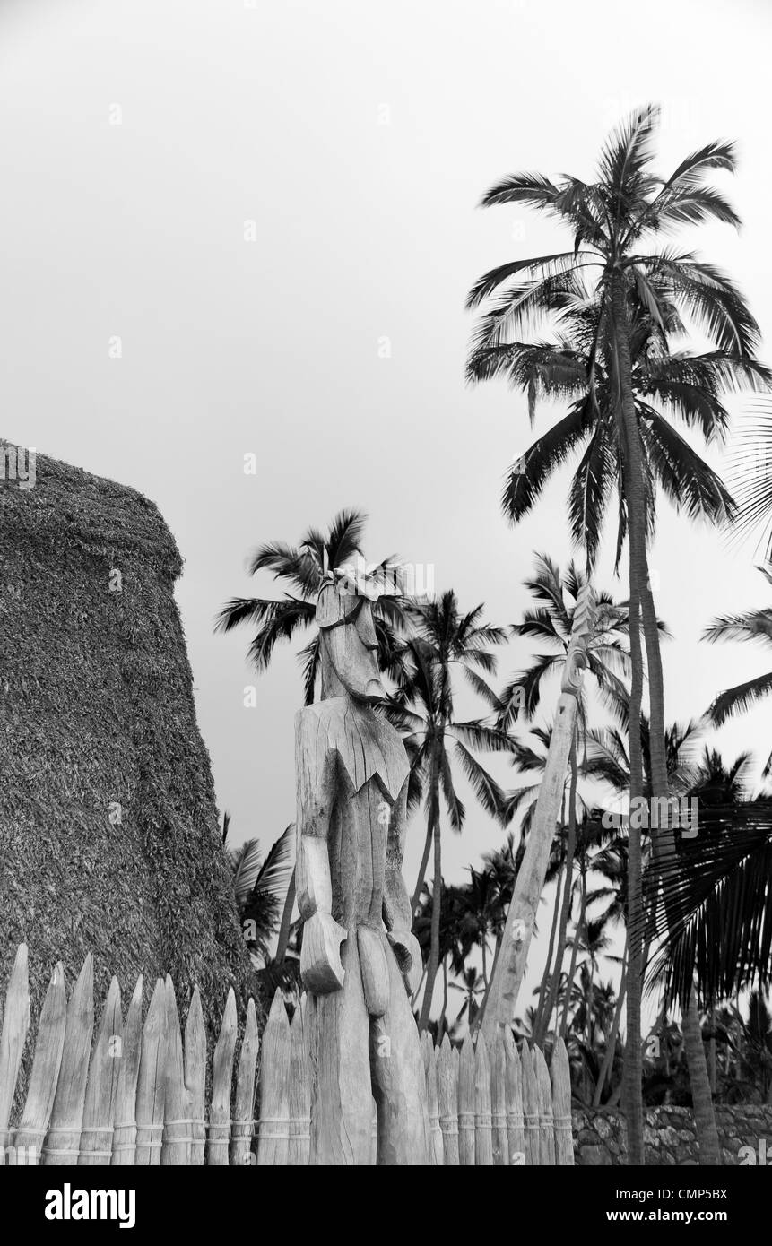 Capanna e un tiki nel luogo di rifugio, la Big Island delle Hawaii, Foto Stock