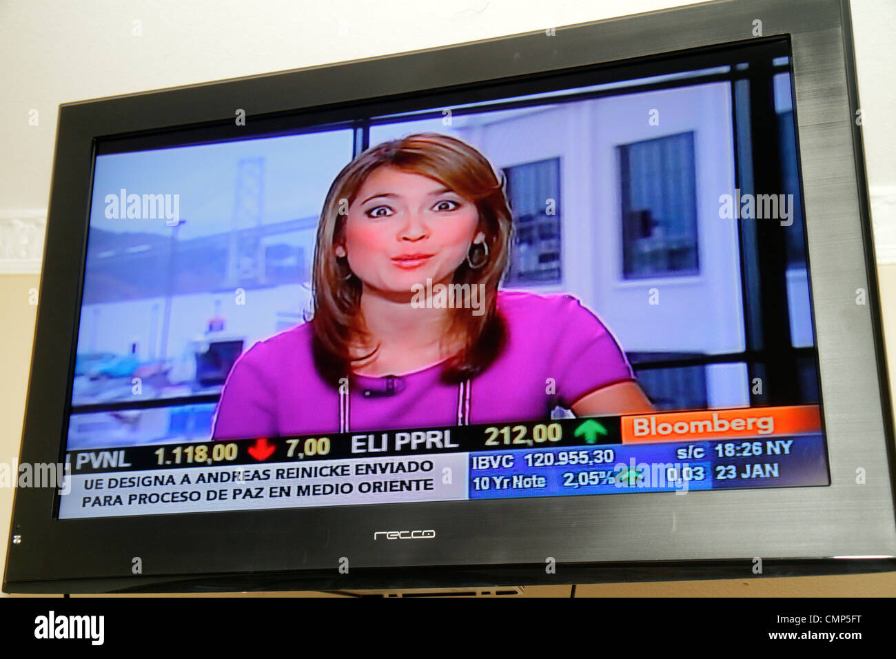 Santiago Cile,televisione,set,TV,schermo piatto,cavo,notizie finanziarie,programma,media,spagnolo,lingua,bilingue,Bloomberg,trasmissione live,titolo,commentat Foto Stock