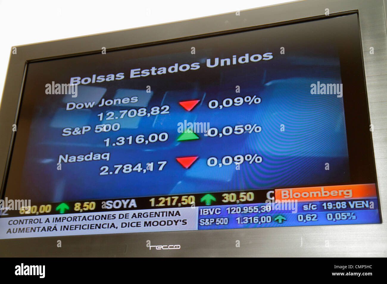 Santiago Cile,televisione,set,TV,schermo piatto,cavo,notizie finanziarie,programma,media,spagnolo,lingua,bilingue,Bloomberg,titolo,grafico,prezzi azionari,Stati Uniti Foto Stock