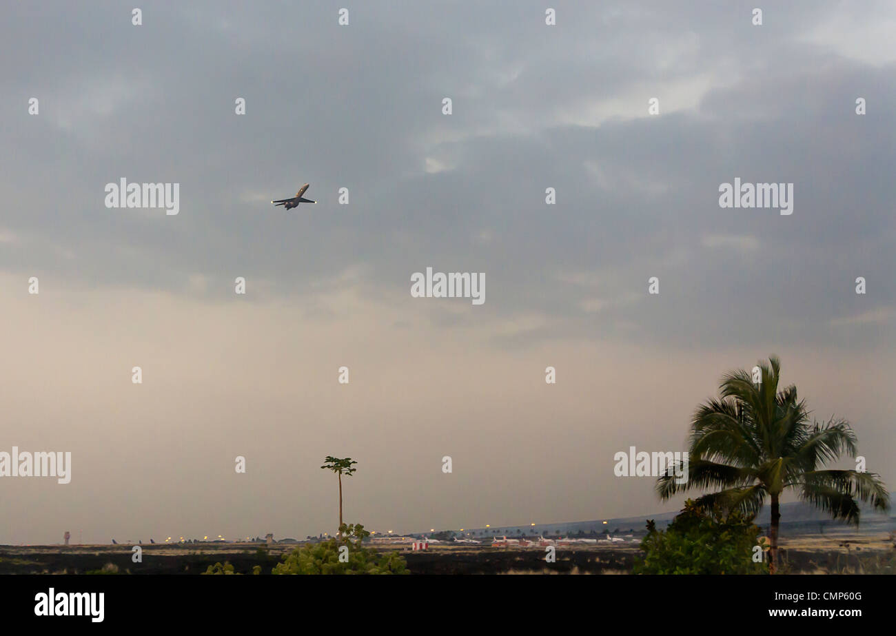 Un piano di decollare al tramonto, Big Island delle Hawaii, Foto Stock