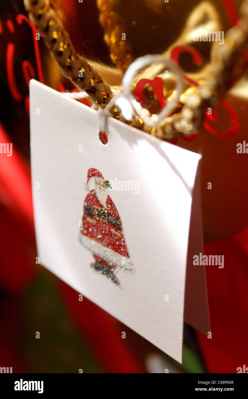 Regali di Natale con Babbo Natale tag. Foto Stock