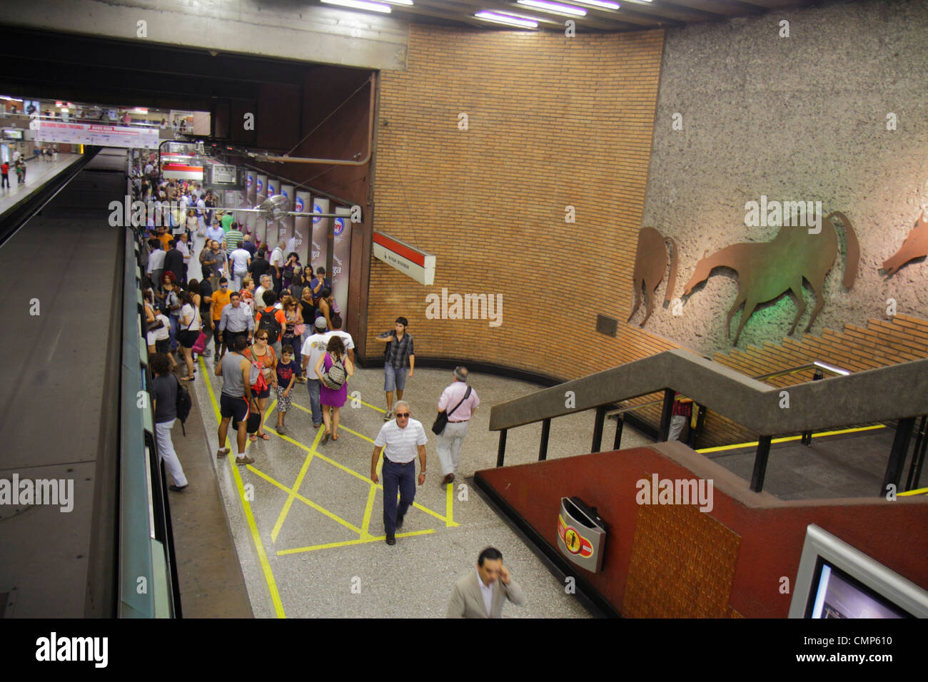 Santiago Cile,Stazione della metropolitana,Universidad de Chile,metropolitana,treno,treno,treno,arte pubblica,uomo ispanico uomini maschio,donna donne,passeggeri ri Foto Stock
