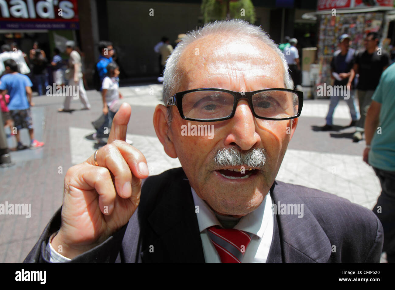 Santiago Cile,Paseo Ahumada,strada,preacher marciapiede,ispanico Latino etnia immigranti minoritari,uomo uomini maschi adulti,anziani seni Foto Stock