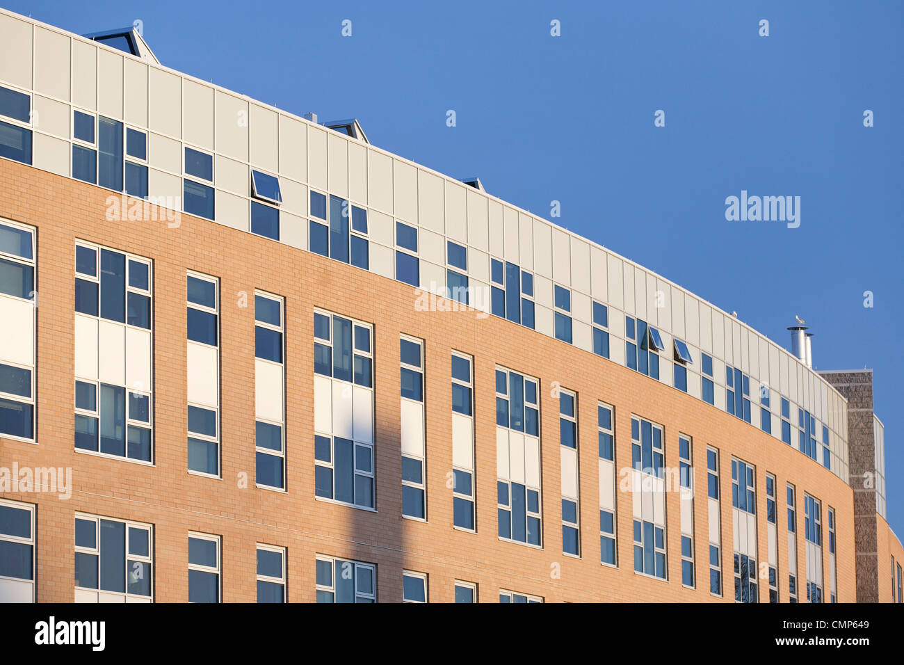 Un edificio con molte finestre al tramonto. Foto Stock