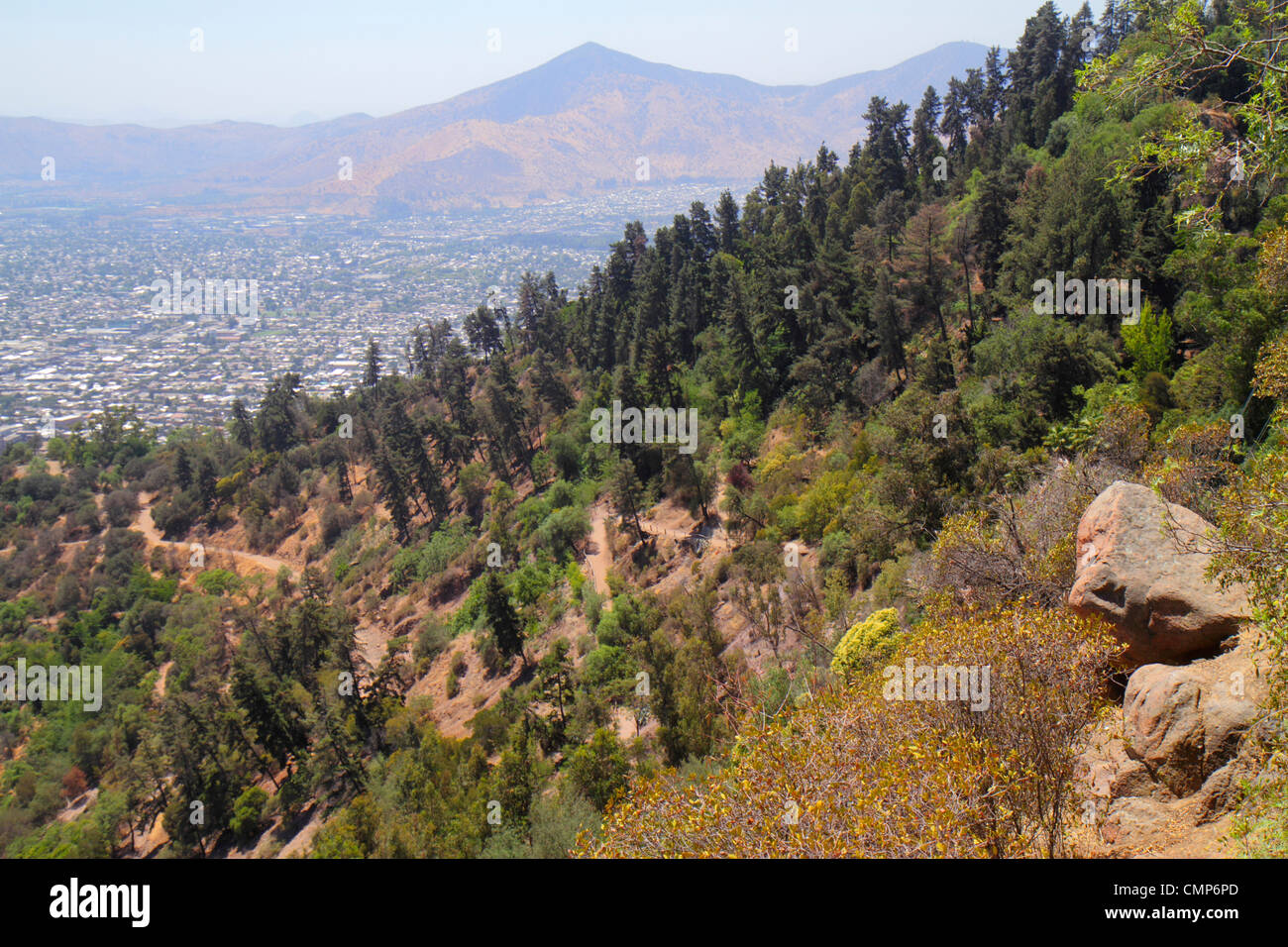Santiago Cile,Cerro San Cristobal,Terraza Bellavista,vista da,Conchali,Cerra San Ignacio,Ande Montagne,colline,città,distanza,roccia,vegetazione,per Foto Stock