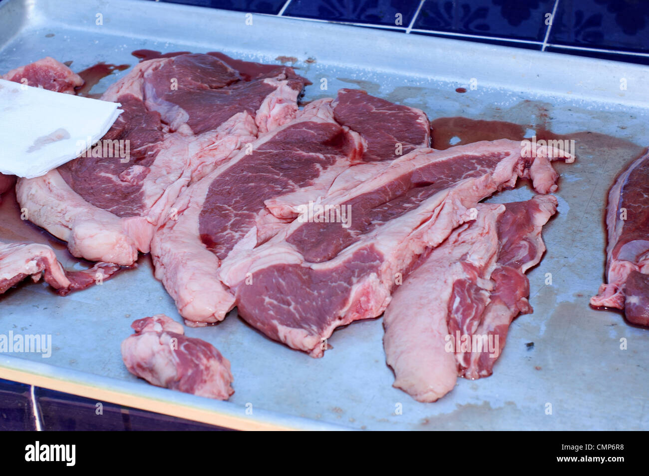 Carni bovine in attesa di essere cotti per una carne asada Foto Stock