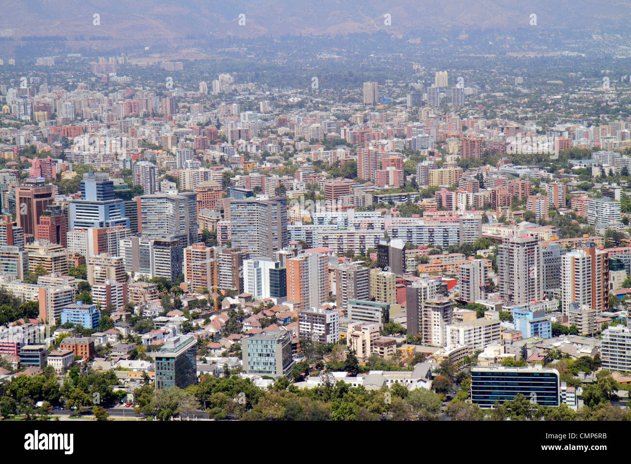 Santiago Chile, Cerro San Cristobal, Terraza Bellavista, vista da, Providencia, vista panoramica, skyline della città, edificio, grattacieli alti grattacieli bui Foto Stock