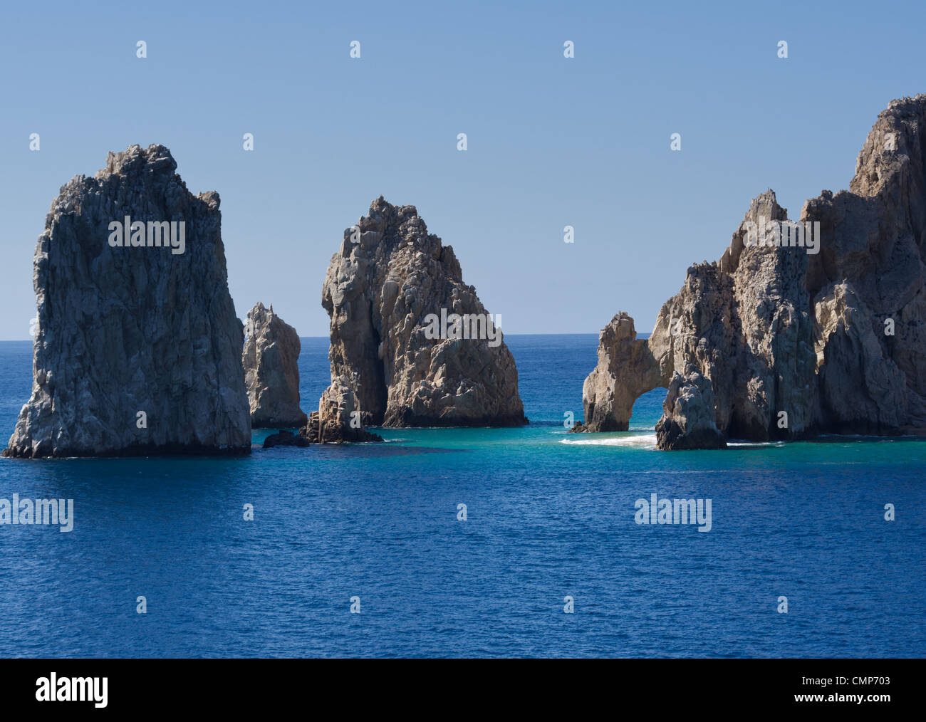 Le formazioni rocciose tra cui El Arco salire dal mare Foto Stock