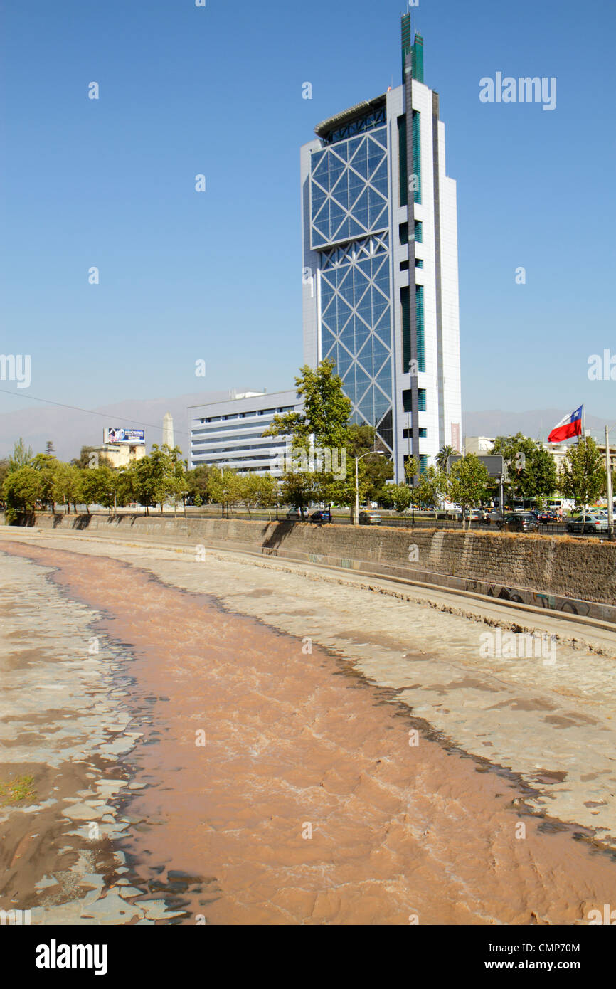 Santiago Cile,Rio Mapocho,fiume,banca,banca,acqua contaminata,letto di ruscello,geografia,edificio,grattacielo alto grattacieli edifici edificio Tel Foto Stock