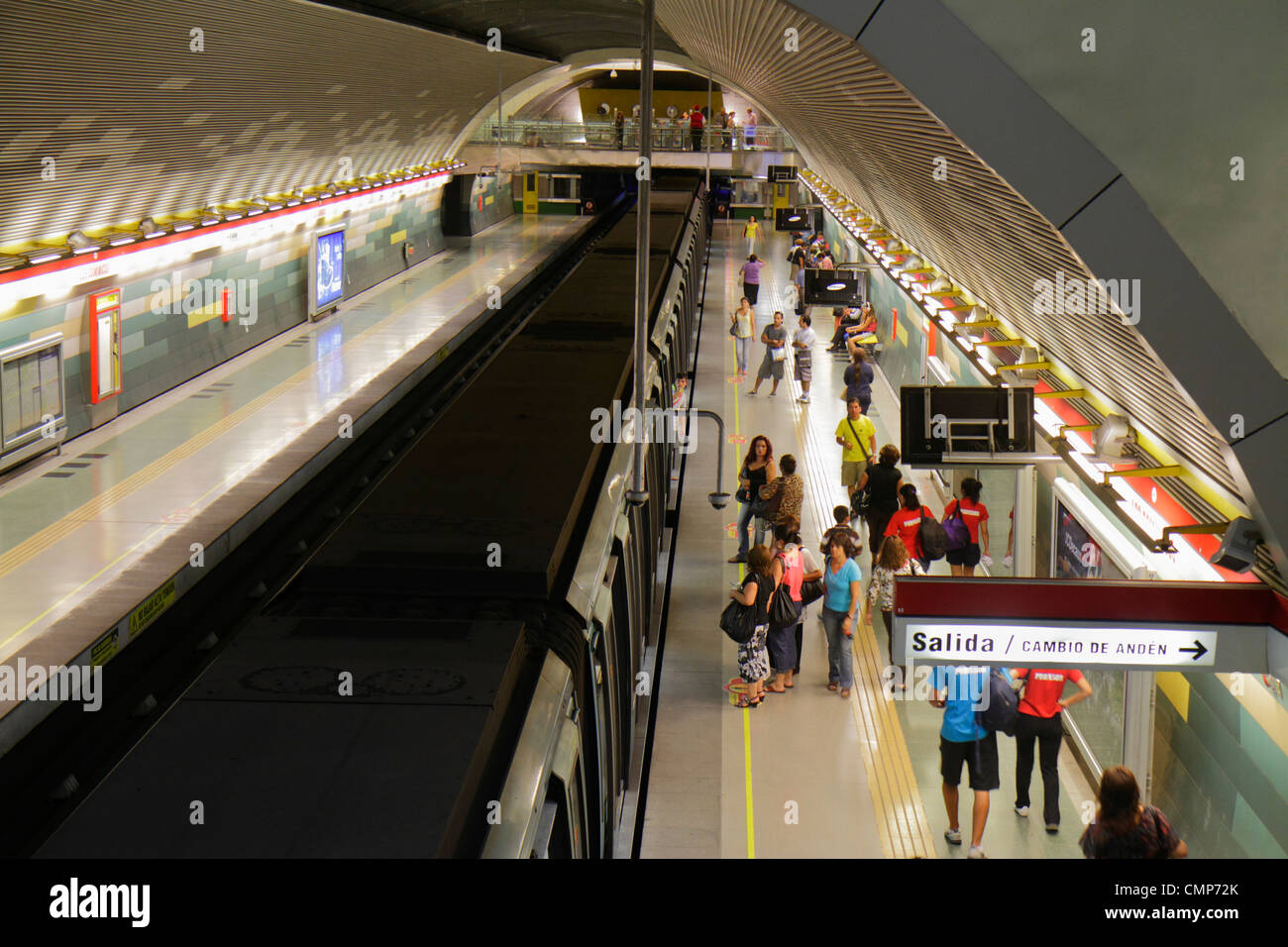 Santiago Cile,Metro de Santiago,metropolitana,treno,treno,stazione Los Domincos,interno,piattaforma,treno fermo,uomo ispanico maschio,donna femmina wom Foto Stock