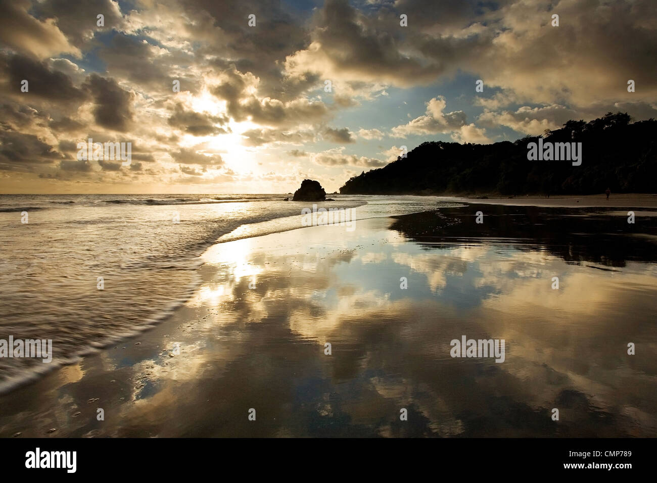 Manuel Antonio spiaggia al tramonto con riflessione vetroso, Costa Rica Foto Stock