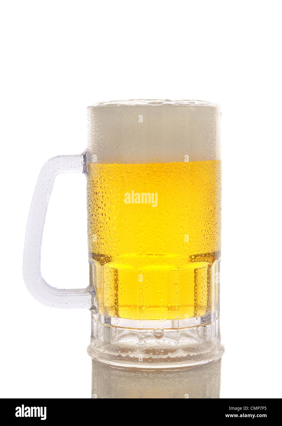 Un freddo gelido boccale di birra su uno sfondo bianco. Verticale con la riflessione. Foto Stock