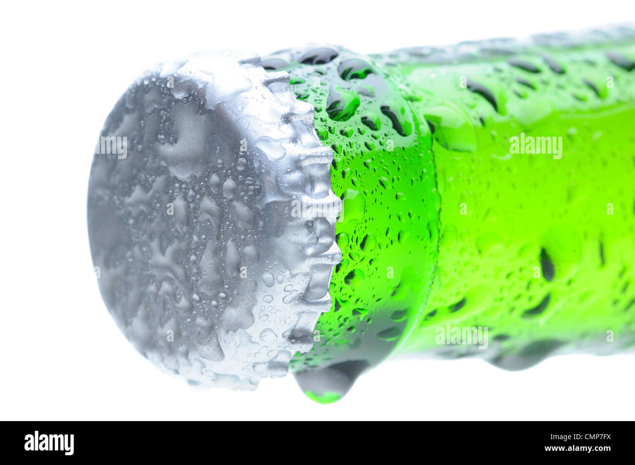 Primo piano di un verde bottiglia di birra tappo e collo coperta con condensazione. Foto Stock