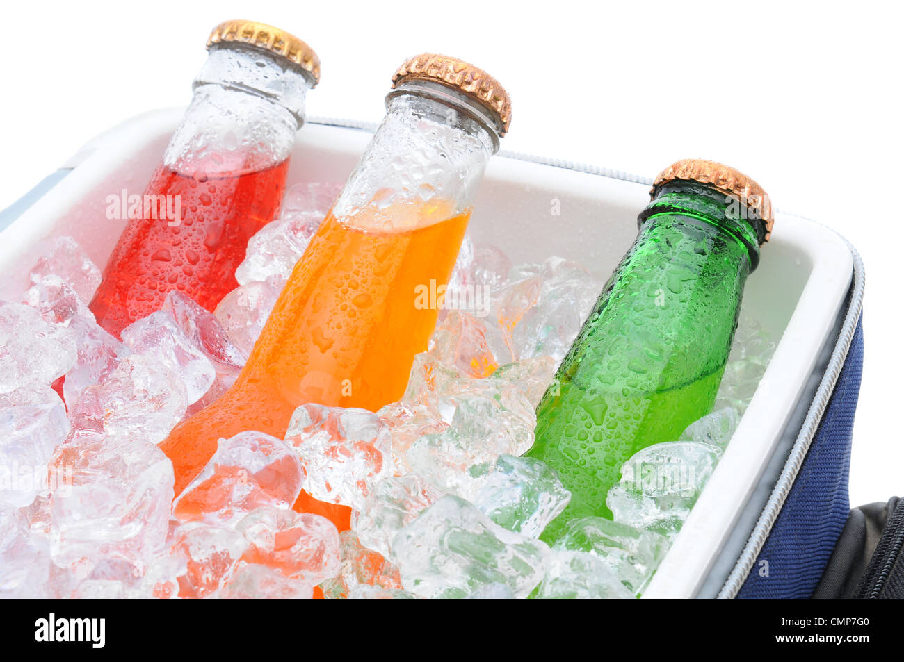 Dettaglio di tre diverse bottiglie di soda in uno scambiatore di calore di piccole dimensioni pieno di cubetti di ghiaccio. Foto Stock