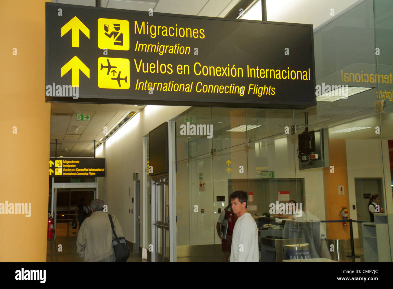 Lima Perù,Aeroporto Internazionale Jorge Chávez,LIM,aviazione,arrivi,immigrazione,voli di coincidenza,segno,lingua spagnola,bilingue,bilingue,inglese,di Foto Stock