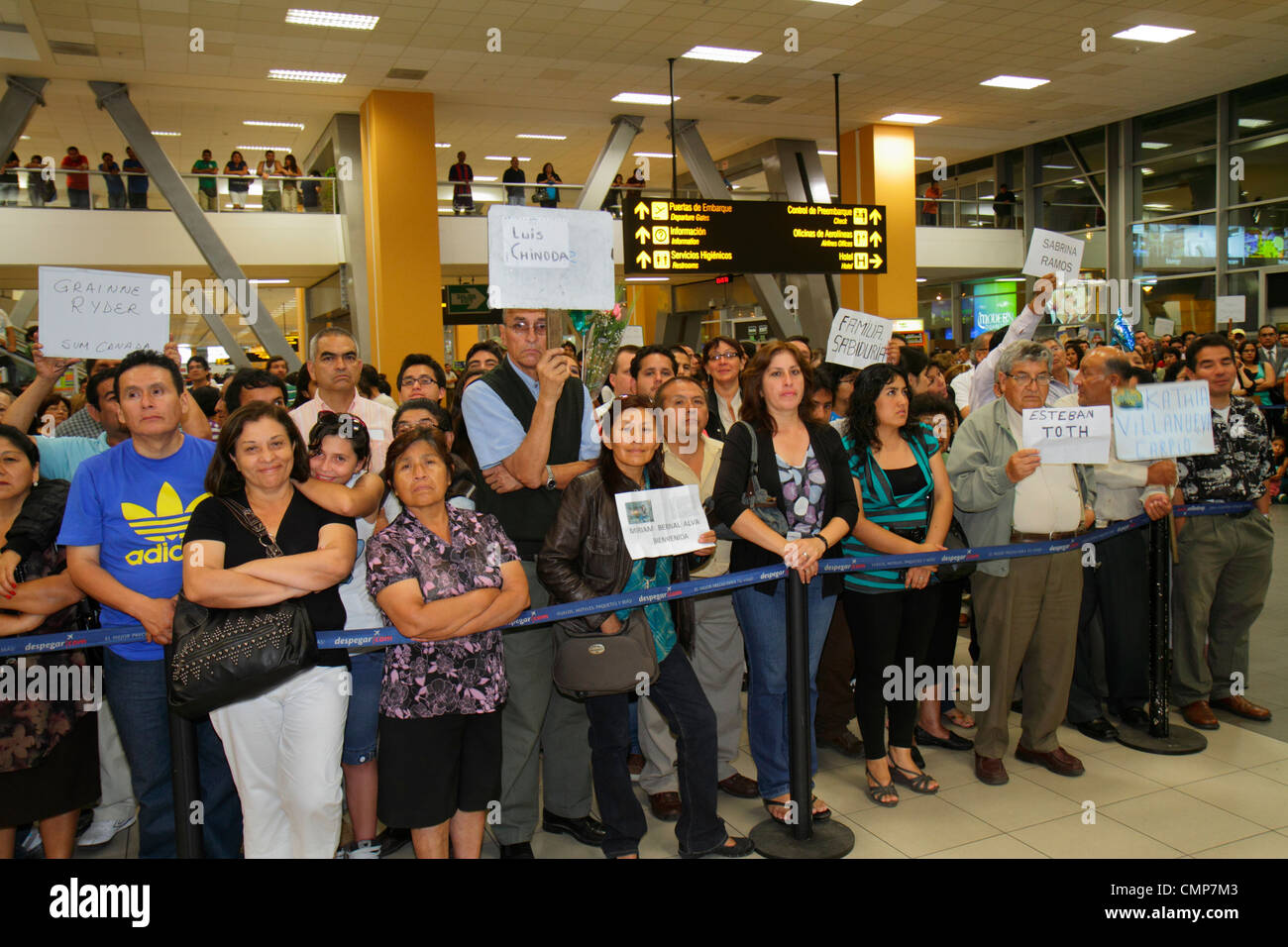 Lima Perù,Aeroporto Internazionale Jorge Chávez,LIM,terminal passeggeri,arrivi,autista,autista,cartelli nome,uomo etnico ispanico maschio,donna femmina wome Foto Stock