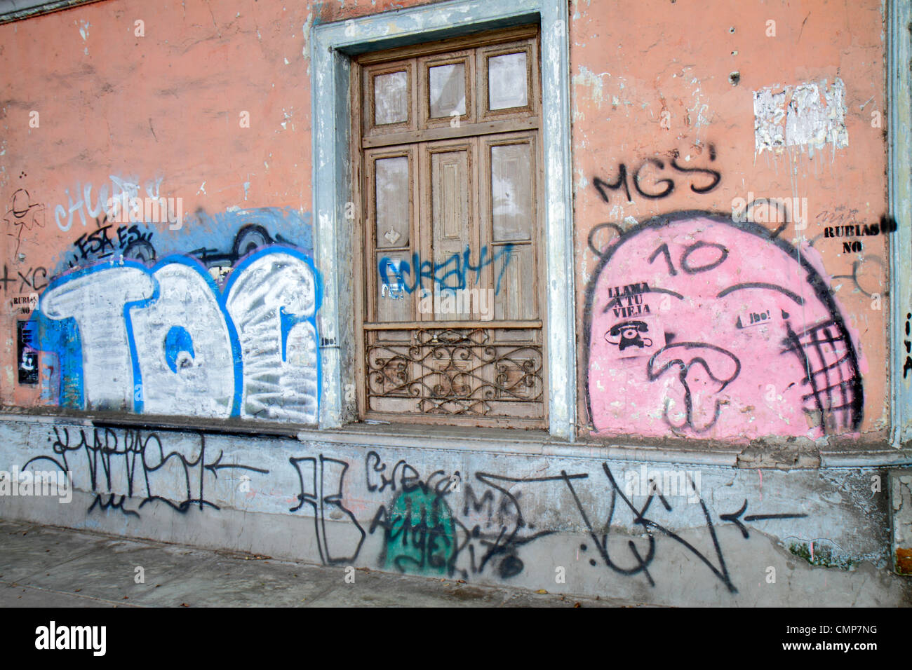 Lima Peru,quartiere Barranco,Avenida Pedro  D'Osma,strada,marciapiede,edificio,finestra esterna,graffiti,vandalismo, bancalino urbano,decadimento,deterioramento,v Foto stock - Alamy