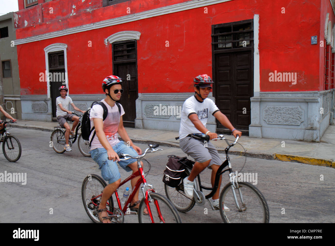 Lima Peru,Barranco District,quartiere,Calle Melgar,strada scena,edificio,muro rosso,bicicletta,bicicletta,equitazione,ciclismo,motociclista,equitazione,pedalando,ciclismo,uomo Foto Stock