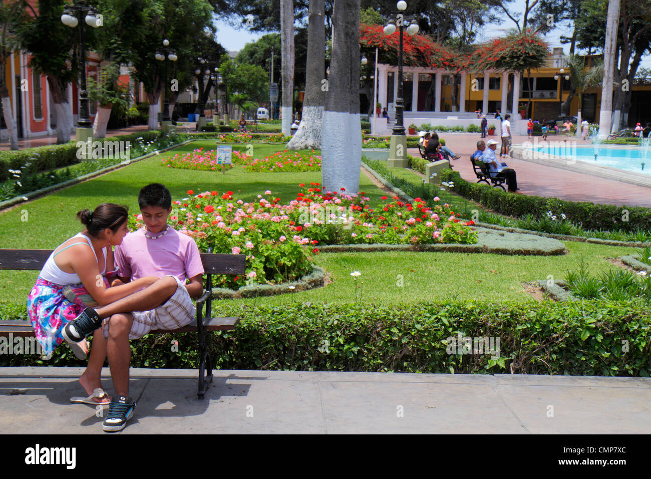 Lima Perù, Distretto Barranco, Parque Municipal, parco urbano, spazio aperto, giardino, letto di fiori, albero, fontana, panca, tempo libero, ragazzi ispanici, maschio, ragazze ragazza, voi Foto Stock