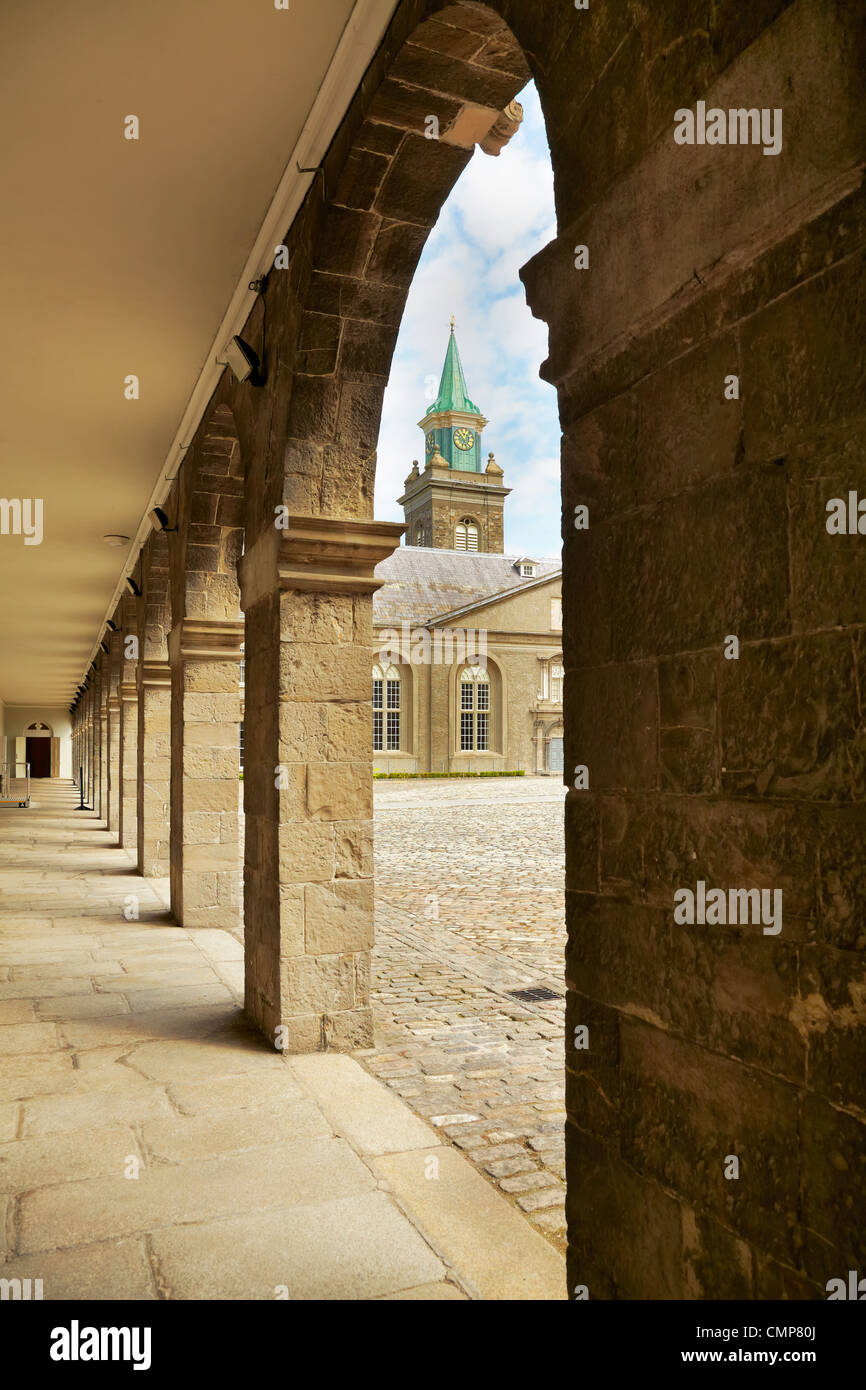 Cortile interno presso il Museo irlandese d'Arte Moderna (IMMA) di Dublino, Irlanda. Foto Stock