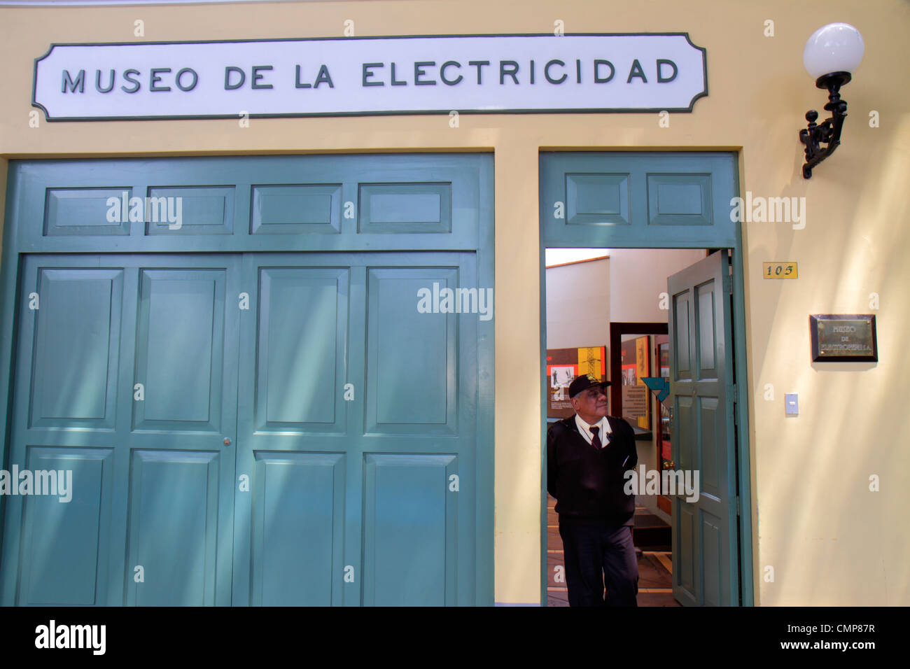 Lima Peru,Distretto Barranco,Avenida Pedro D'Osma,Museo de la Electricidad,Museo dell'elettricità,ingresso,cartello,porta,uomo ispanico uomini maschi adulti,sec Foto Stock