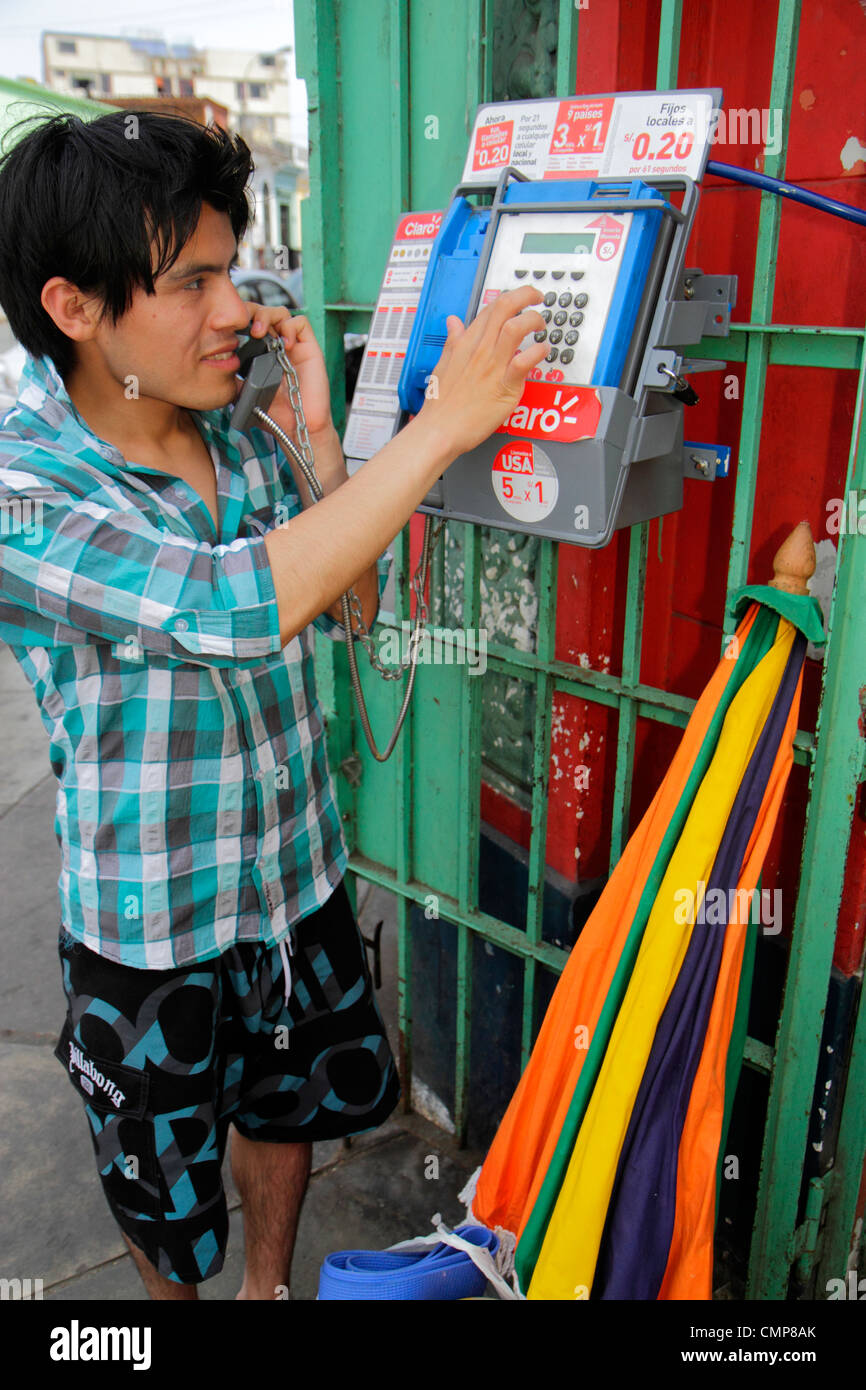 Lima Perù, quartiere Barranco, Avenida Miguel Grau, strada, marciapiede, telefono a pagamento, telefoni, telefono pubblico, telefoni, uomini ispanici uomini maschio adulti, giovani Foto Stock