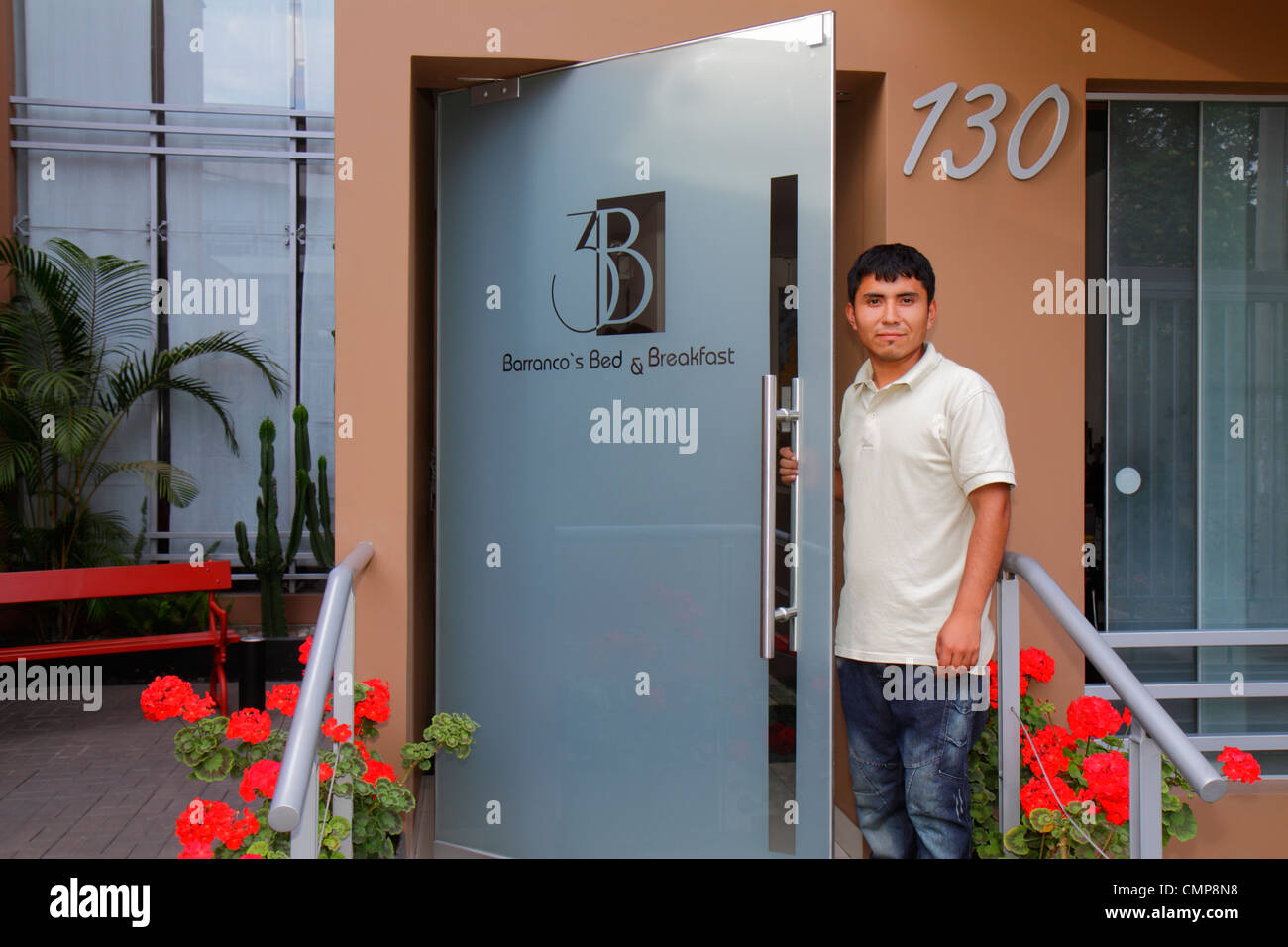 Lima Peru,Barranco District,Calle Centenario,3B Barranco Bed & Breakfast,hotel,budget alloggio,ingresso,ospite,porta,uomo ispanico uomini maschio adulti,e. Foto Stock