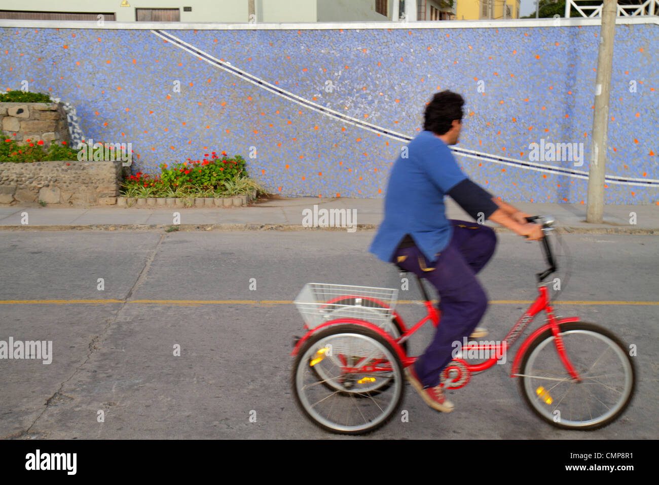 Lima Perù, Barranco Distretto, Malecon Souza, strada scena, triciclo, ciclisti ciclisti bicicletta bicicletta bicicletta bicicletta bicicletta equitazione esercizio motociclistico, cyclis Foto Stock