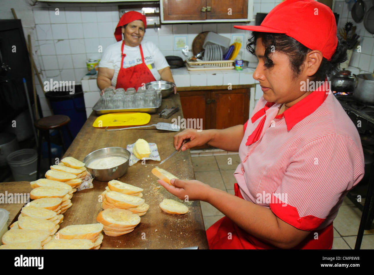 Lima Peru,Barranco District,Avenida Miguel Grau,ristorante ristoranti ristorazione cafe,ristorante,cameriera server dipendenti lavoratori lavoratori lavoratori lavoro Foto Stock