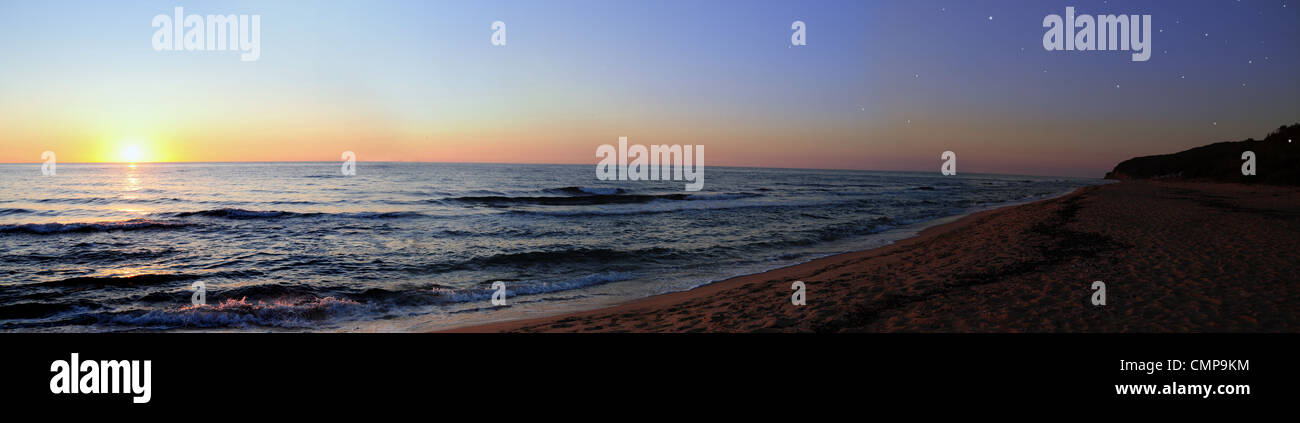 Panorama di giorno e di notte / alba/tramonto sul mare Foto Stock