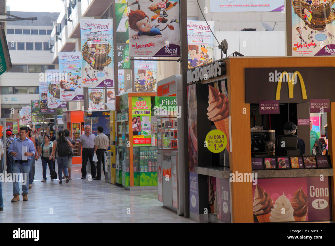 Lima Peru,Real Plaza,centro commerciale pedonale,food Court plaza,shopping shopper shopping negozi mercati mercato di vendita di mercato, negozio al dettaglio stor Foto Stock