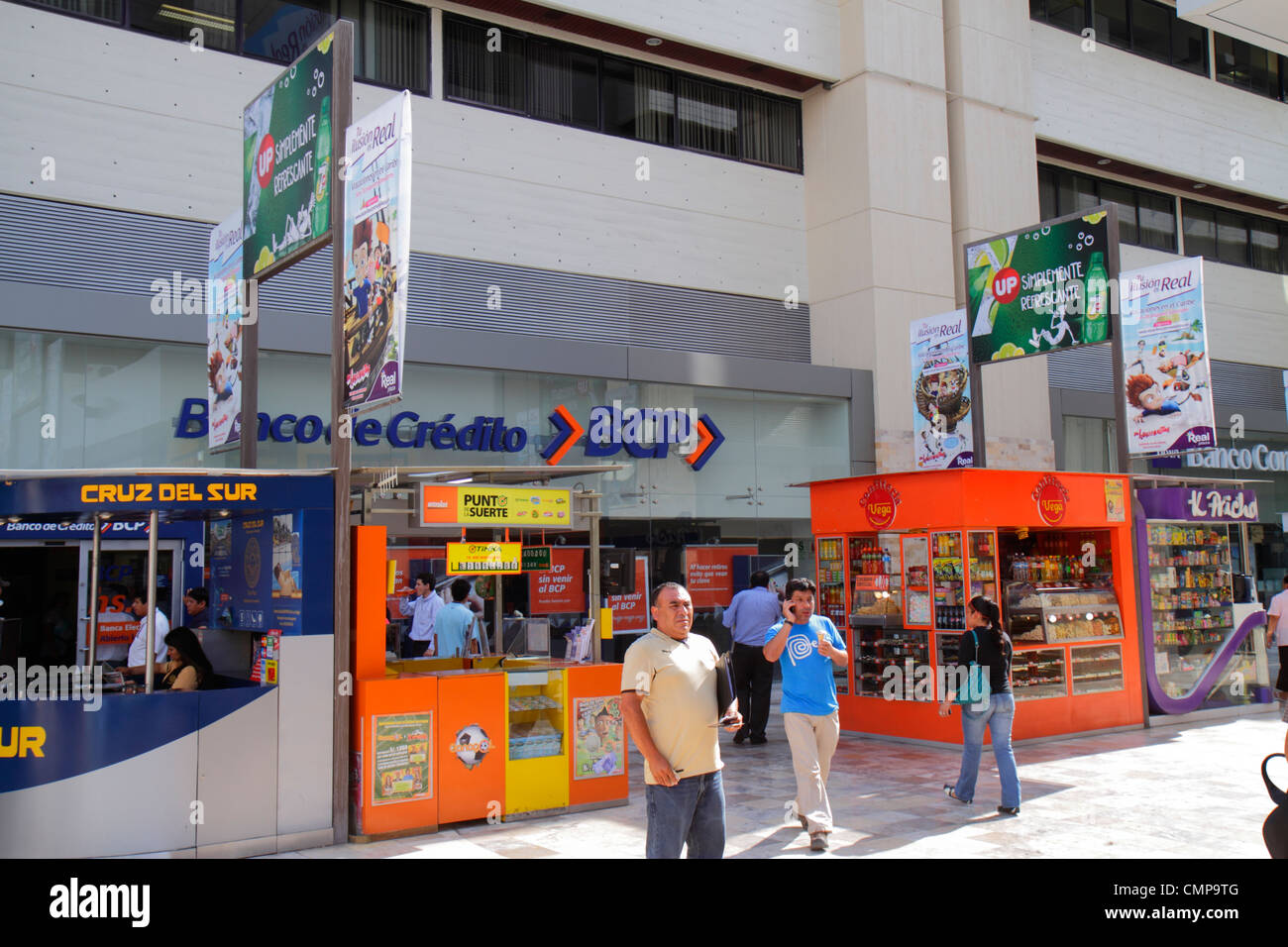 Lima Peru,Real Plaza,Banco de credito,BCP,banca,banking,esterno centro commerciale pedonale arcade,chiosco,shopping shopper shopping shopping negozi mercato marke Foto Stock