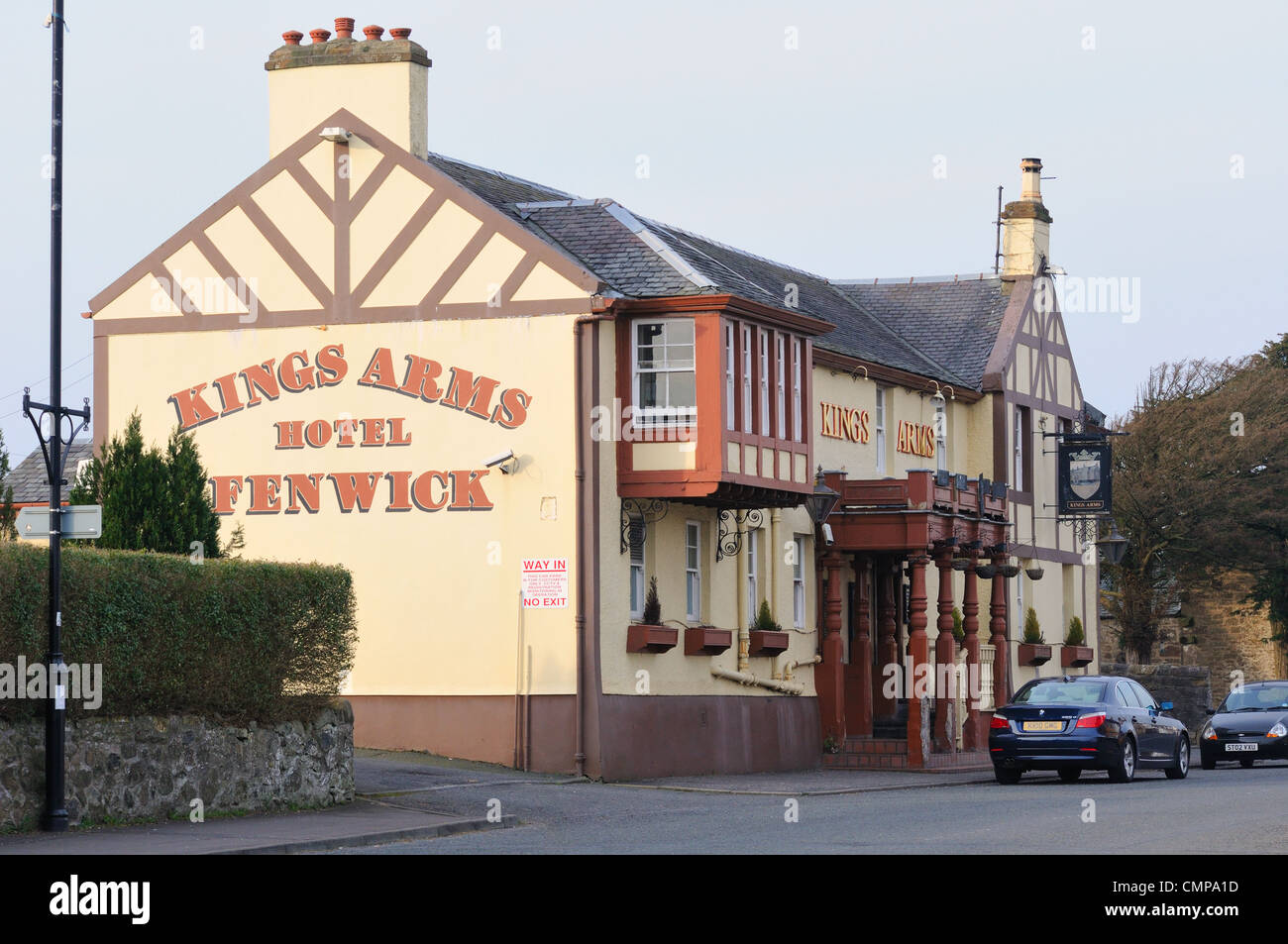 Piuttosto vecchio cercando Kings Arms Hotel nel villaggio di Fenwick, East Ayrshire, in Scozia Foto Stock