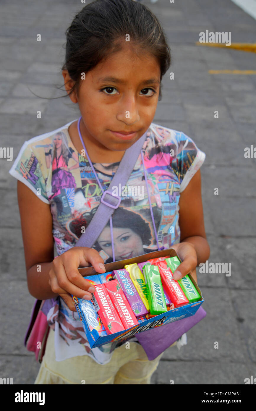 Lima Perù,Plaza de Armas,indigeno ispanico,ragazze ragazza,giovane,femmina bambini bambini età scuola grado, strada, venditori bancarelle stand marke stand Foto Stock