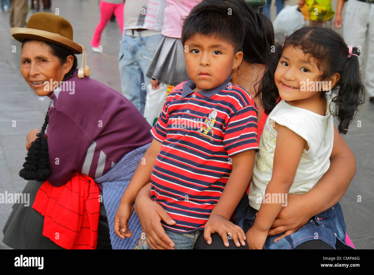 Lima Peru,Plaza de Armas,piazza pubblica,parco,indigeno ispanico,donna donna donna femminile,ragazzi,maschio,ragazza ragazze,giovane,femmina bambini madre,prezzo Foto Stock