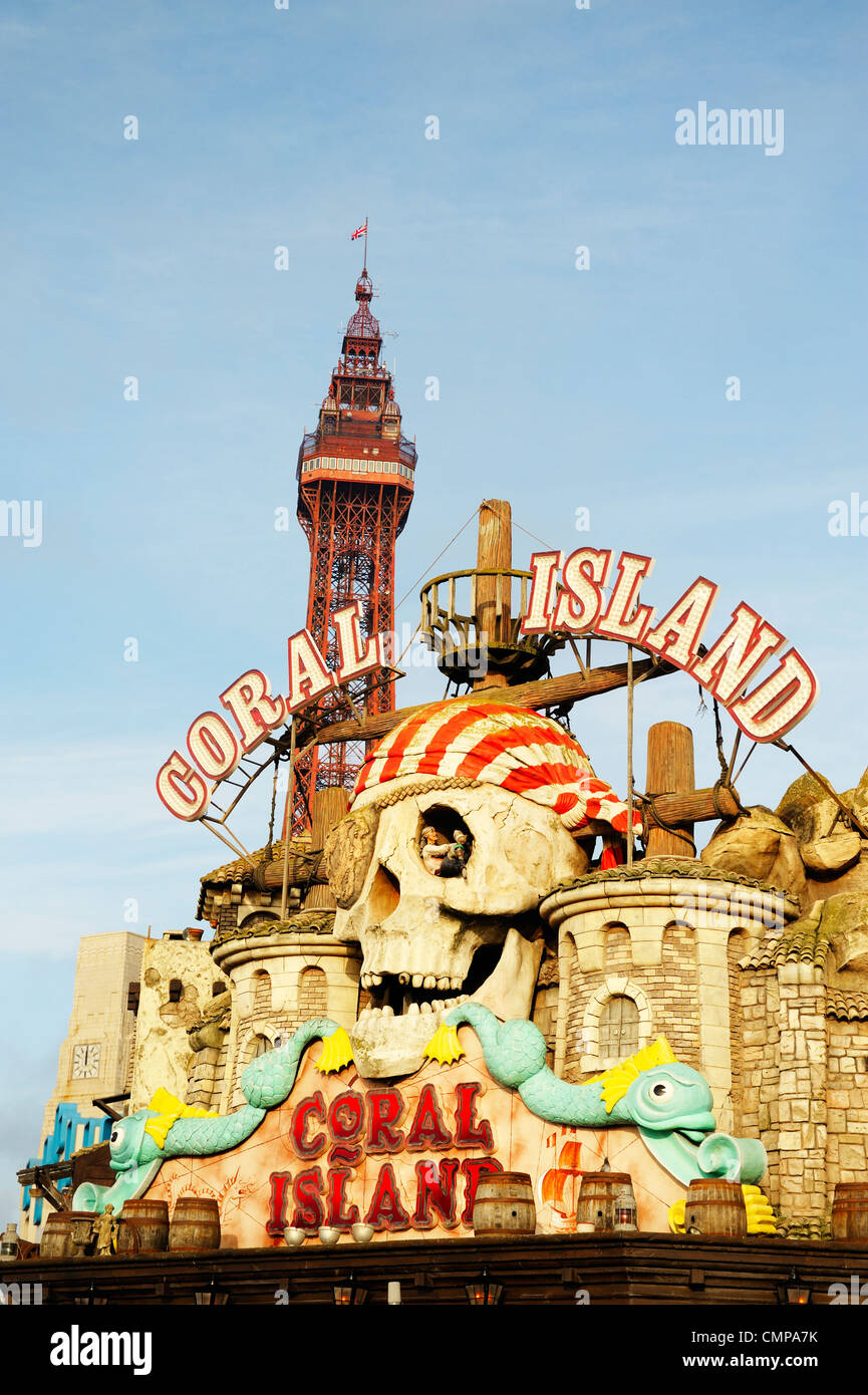 La Blackpool Tower sorge dietro il parco dei divertimenti di segno sul fronte mare presso la località balneare di Blackpool, Lancashire, Inghilterra Foto Stock