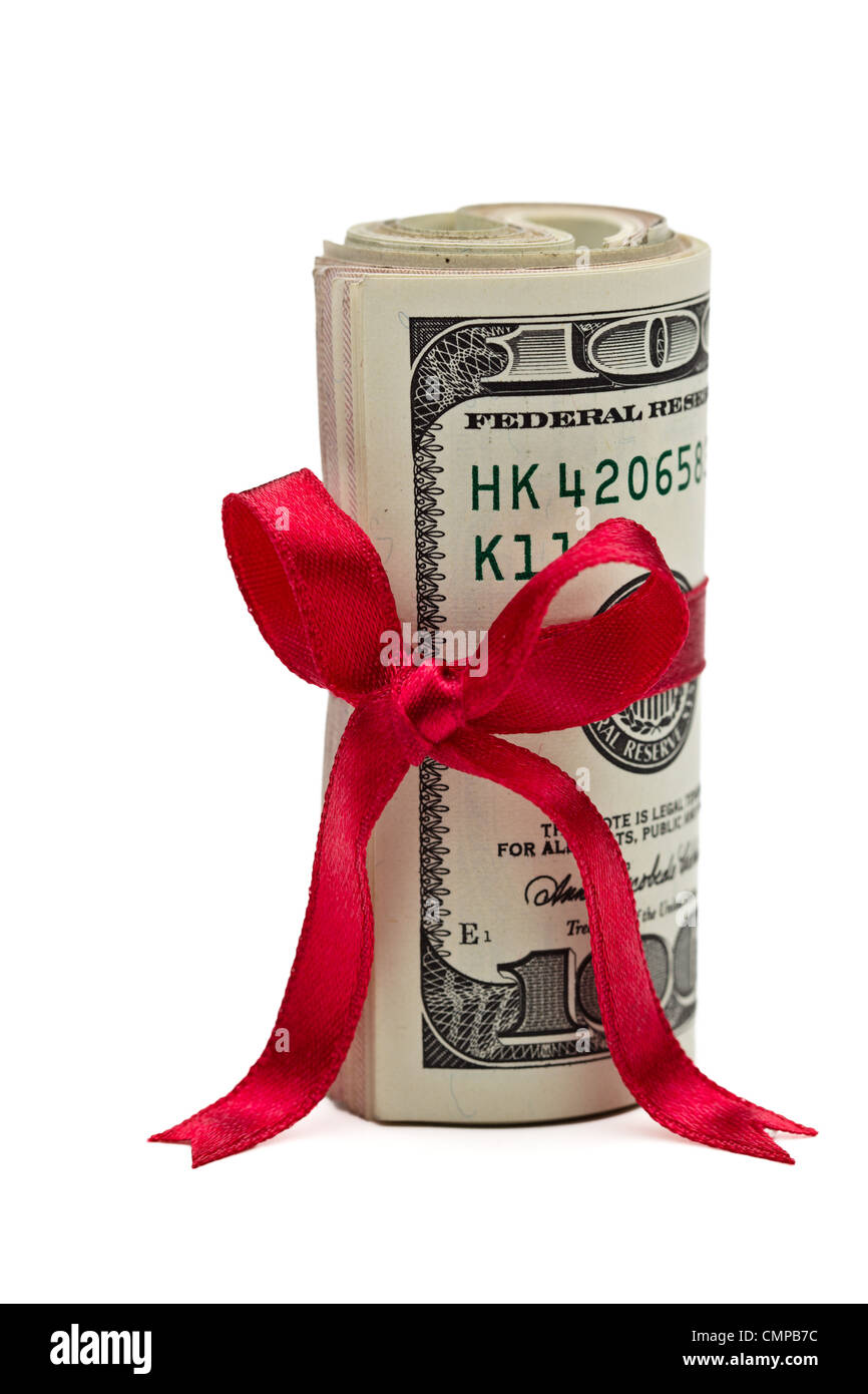 Una borra di noi banconote da cento dollari avvolto in un nastro rosso con un regalo bow attaccato. Foto Stock