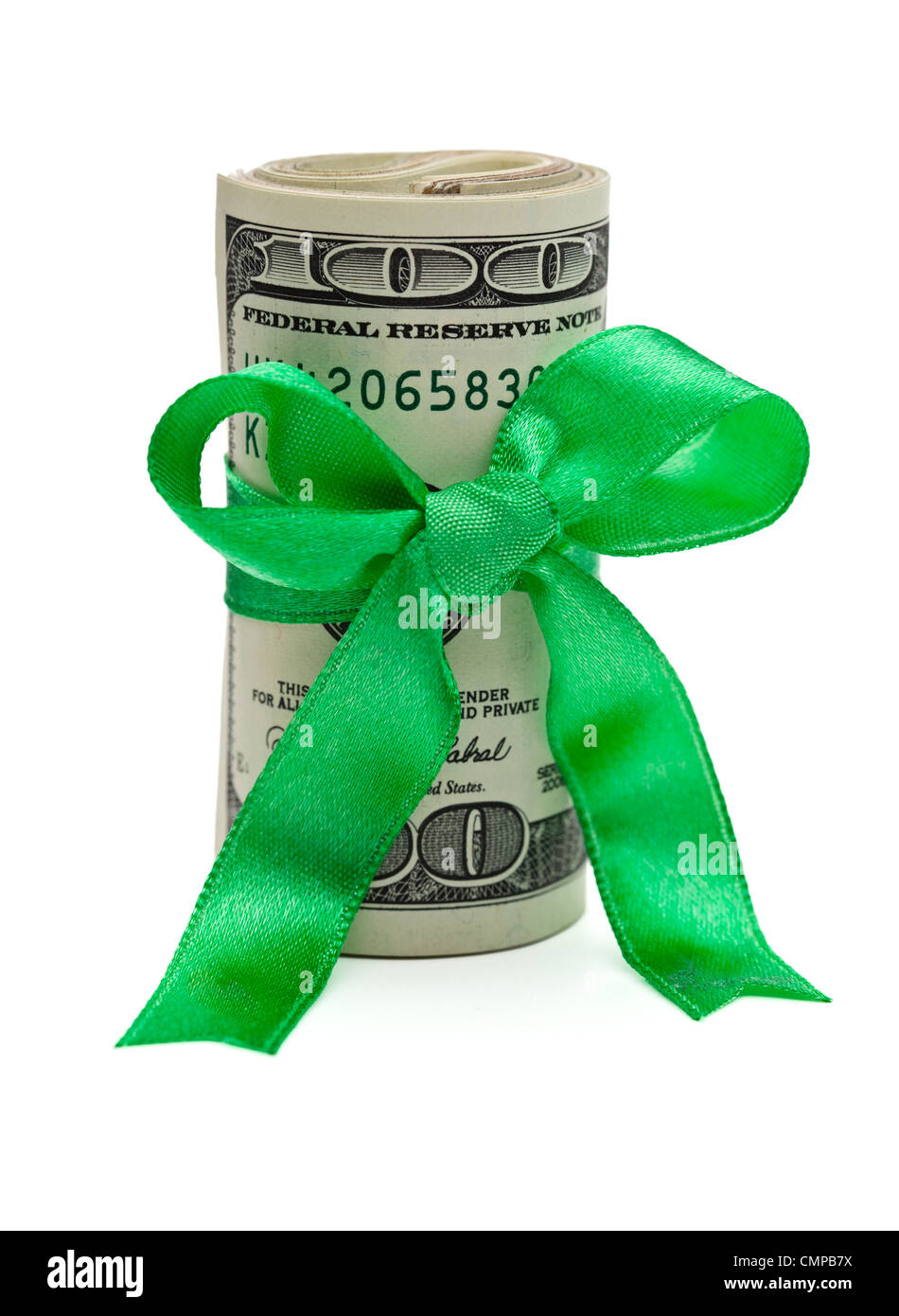 Una borra di noi banconote da cento dollari avvolto in un nastro di verde con un regalo bow attaccato. Foto Stock