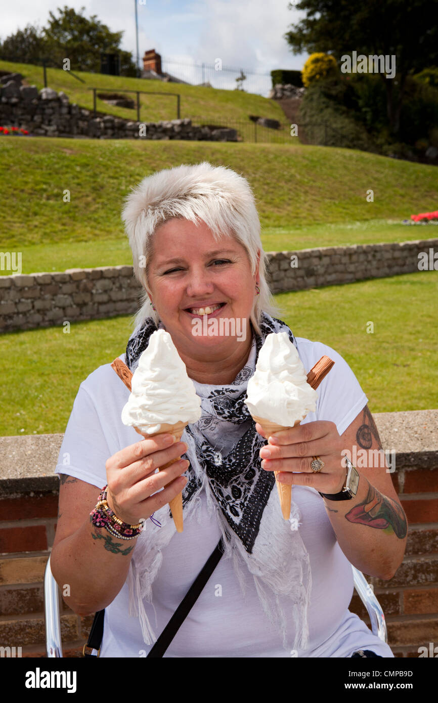 Regno Unito, Inghilterra, Lincolnshire, Cleethorpes, Kingsway, femmina visitatore con due grandi 99 coni gelato nelle sue mani Foto Stock
