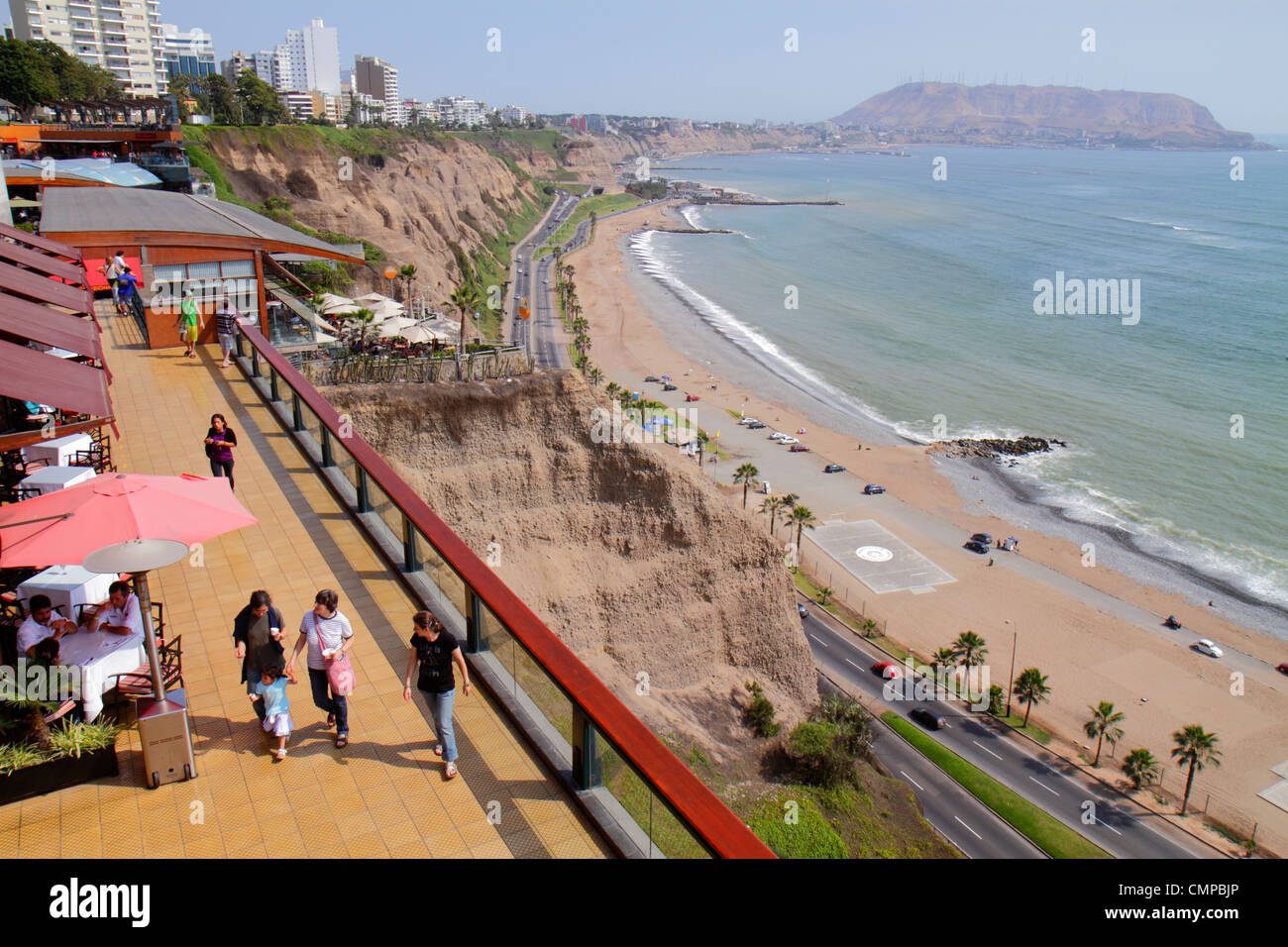 Lima Perù, Miraflores, Malecon de la Reserva, Larcomar, shopping shopper shopping negozi di negozi di mercato donne che lavorano negozi di negozi al dettaglio business, centro, Paci Foto Stock