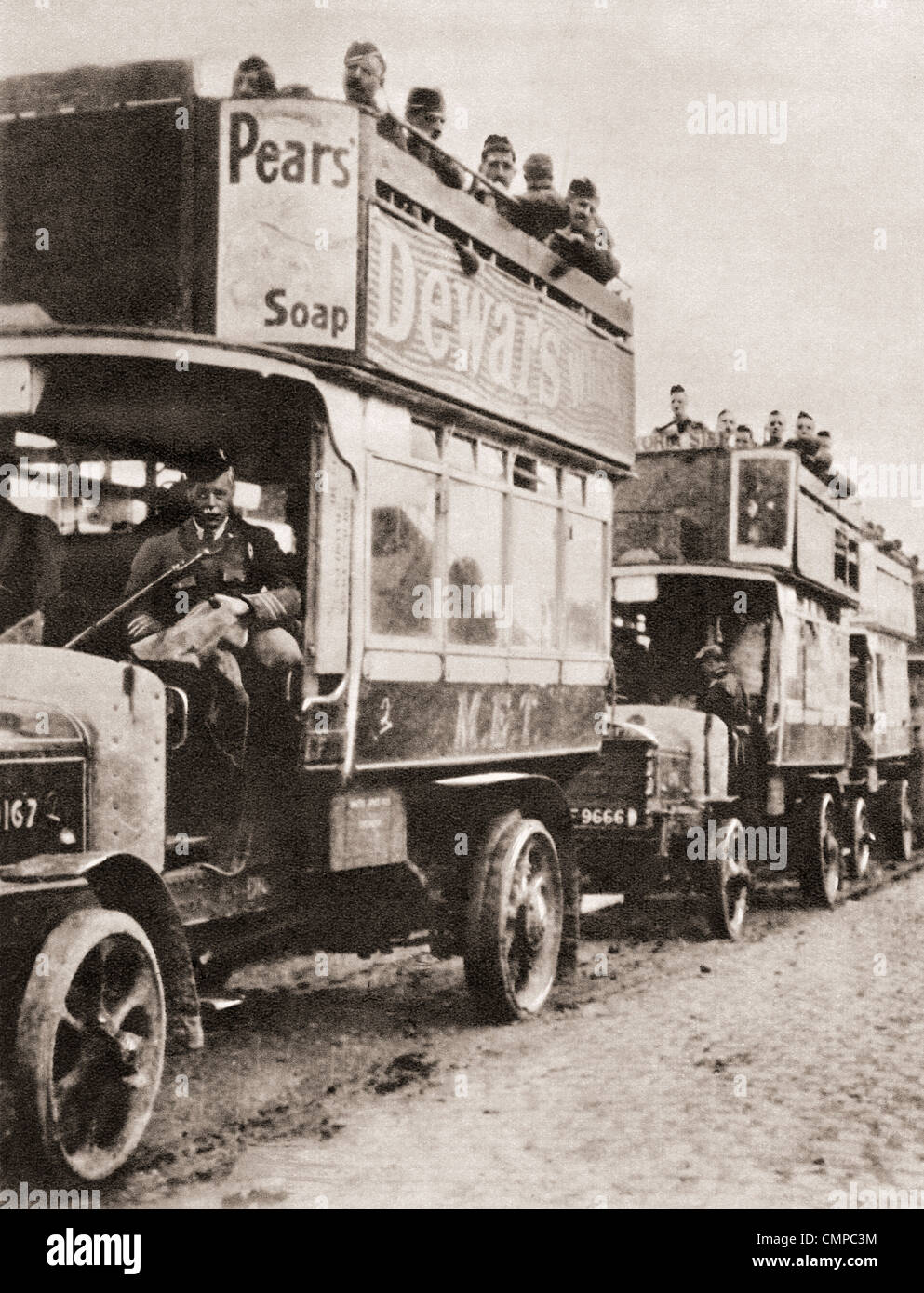 Londra gli autobus utilizzati per il trasporto di truppe scozzesi per la linea del fronte in Francia, 1914 Foto Stock