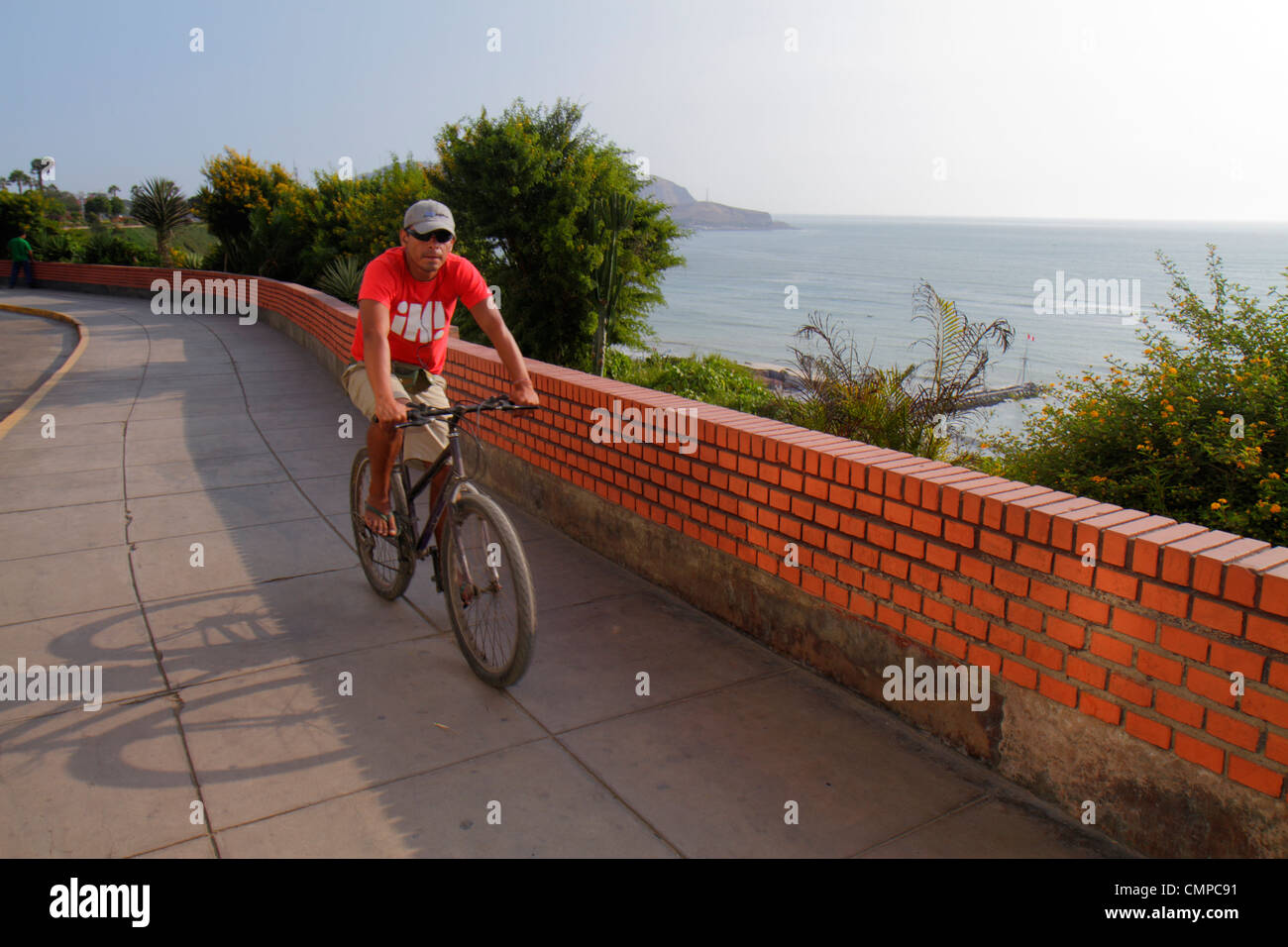 Lima Peru,Miraflores,Malecon de la Reserva,Parque Domodossola,Oceano Pacifico,acqua,vista,muro di mattoni,strada,marciapiede,uomo ispanico uomini maschio adulti,b Foto Stock