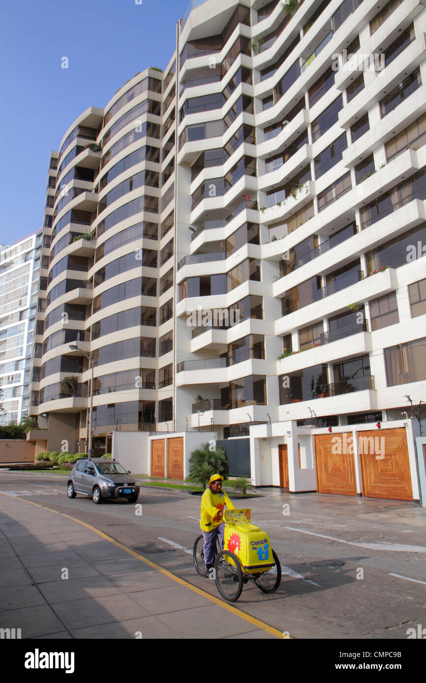Lima Peru,Miraflores,Malecon de la Reserva,quartiere di lusso,fronte oceano,condominio