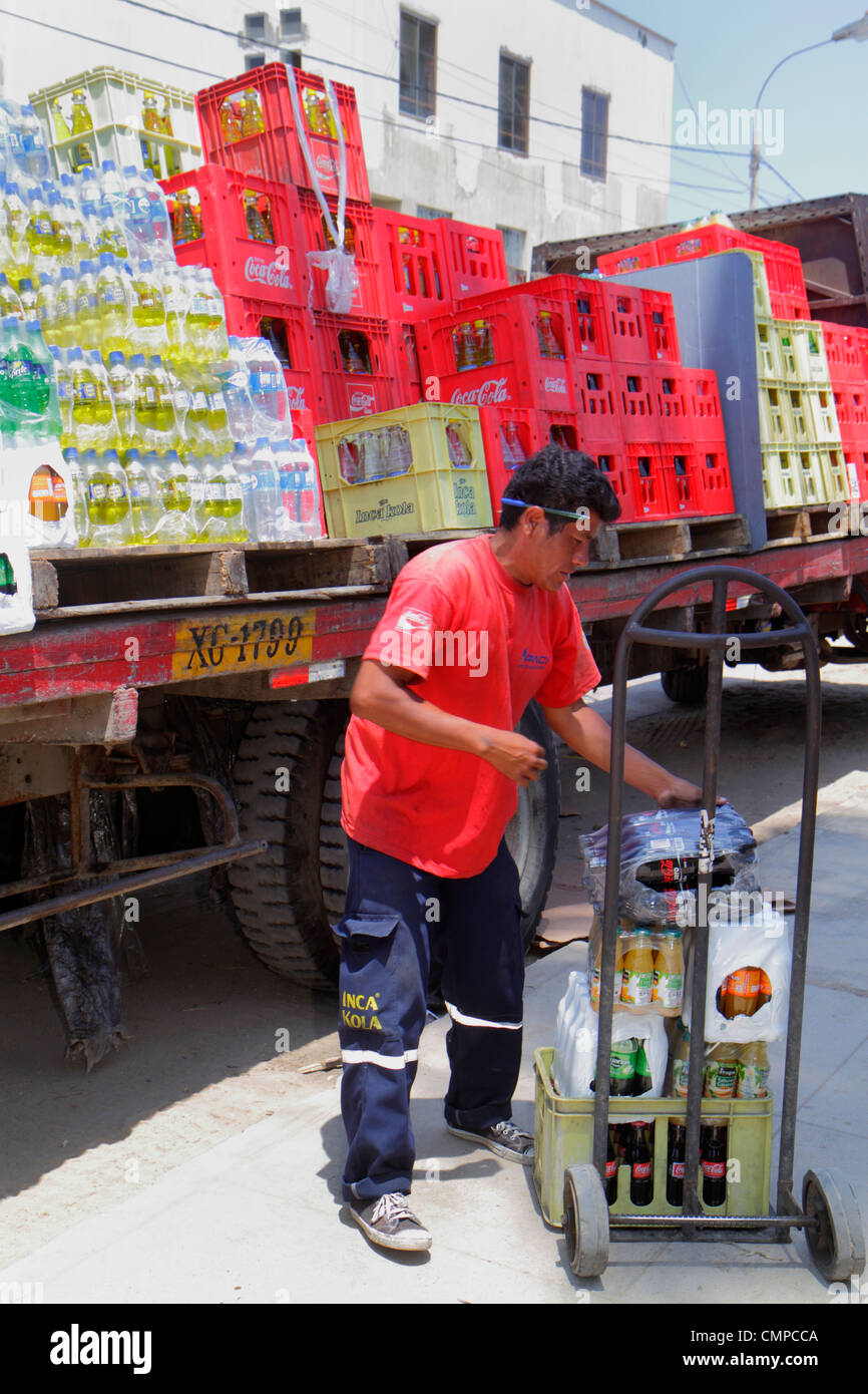 Lima Peru,Barranco,Calle 28 de Julio,strada scena,camion di consegna,uomo ispanico uomini maschio adulti,liberyman,lavoratori di lavoro lavoratori,dipendenti s Foto Stock