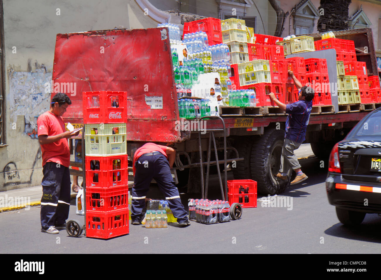 Lima Perù,Barranco,Calle 28 de Julio,strada scena,camion di consegna,ispanico Latino etnia immigranti minoritari,uomo uomini maschio adulti, Foto Stock