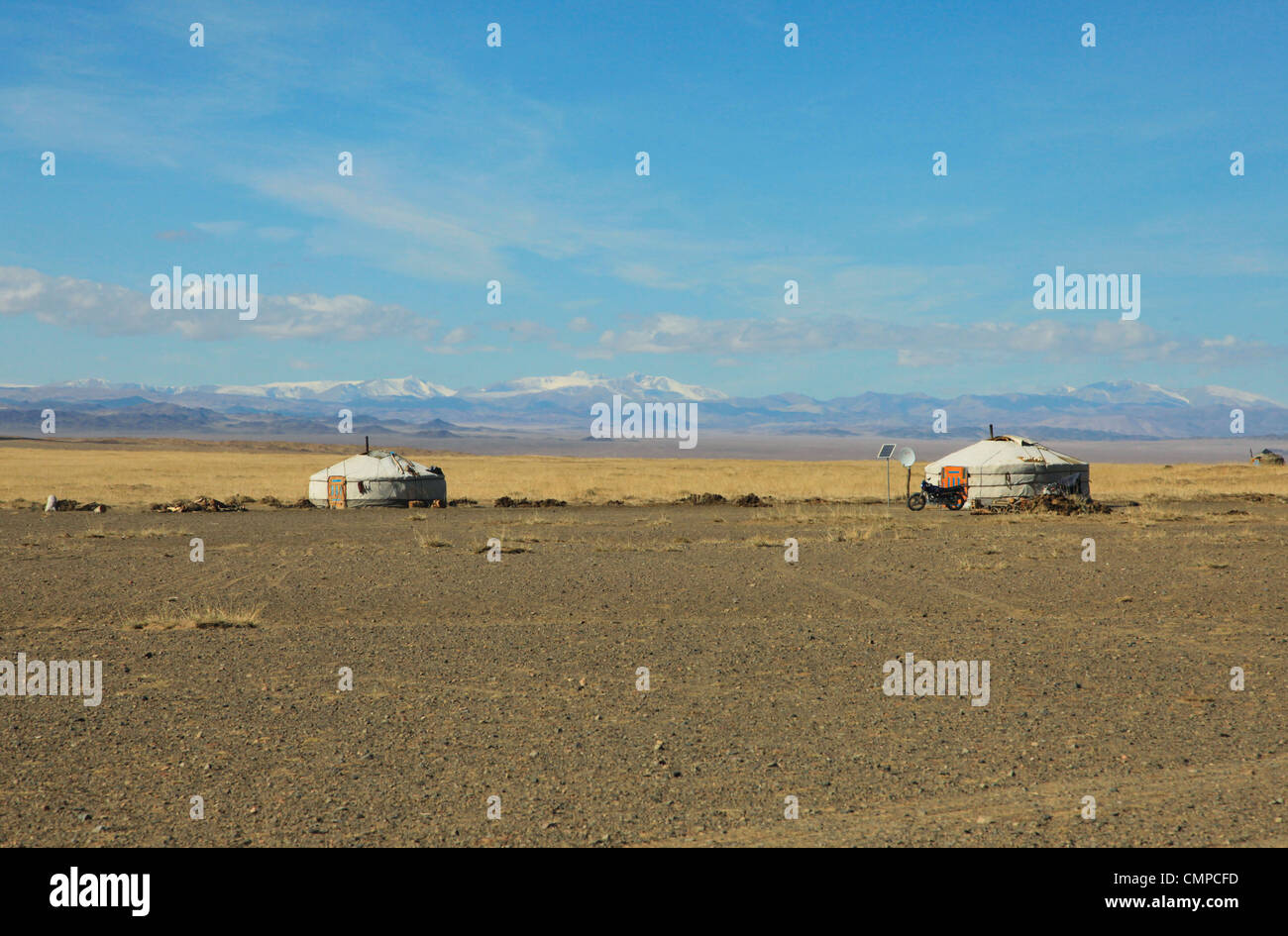 Abitazione tradizionale dei nomadi mongolo yurt, un rifugio sicuro in un clima aspro Foto Stock