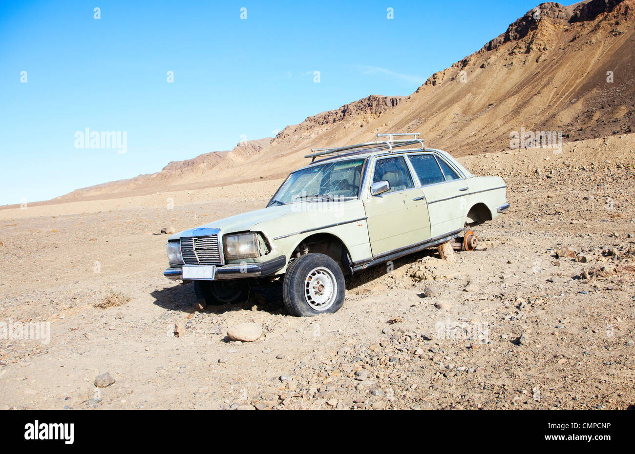 Vecchia auto nel deserto asiatico Gobbi Foto Stock