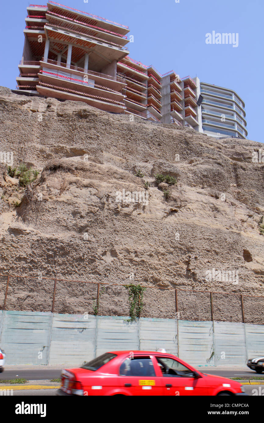 Lima Perù, Barranco, circuito de Playas, Costa Verde Highway, scogliere costiere, Acantilado, auto, roccia, edificio, grattacieli grattacieli alto edificio bu Foto Stock