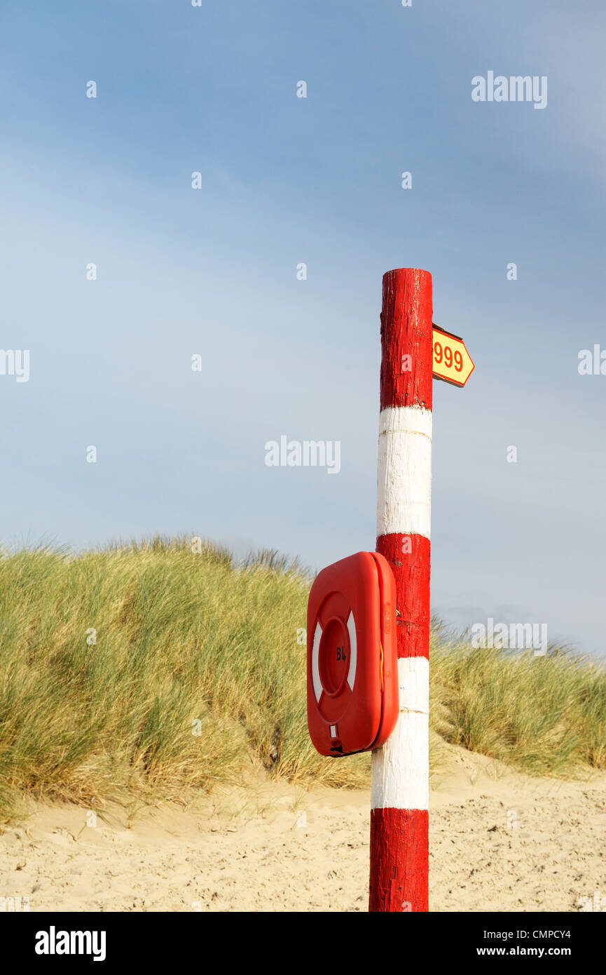 Servizi di emergenza 999 chiamata telefonica segno. Salvataggio costiera lifebelt salvagente post sulla spiaggia britannico. Regno Unito Foto Stock